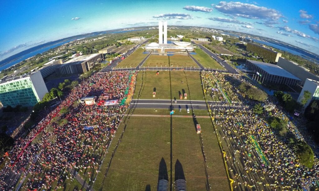 Manifestantes pró e contra o impeachment de Dilma Rousseff ocupam a Esplanada dos Ministérios / Crédito: Juca Varella/Agência Brasil