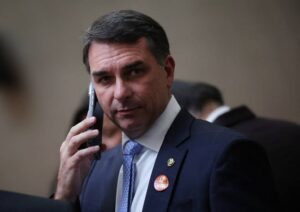 Senador Flávio Bolsonaro (PL-RJ) — Foto: Adriano Machado/Reuters Este trecho é parte de conteúdo que pode ser compartilhado utilizando o link https://valor.globo.com/politica/noticia/2026/05/15/flvio-bolsonaro-reafirma-que-se-limitou-a-captar-recursos-privados-para-filme-sobre-o-pai.ghtml ou as ferramentas oferecidas na página. Textos, fotos, artes e vídeos do Valor estão protegidos pela legislação brasileira sobre direito autoral. Não reproduza o conteúdo do jornal em qualquer meio de comunicação, eletrônico ou impresso, sem autorização do Valor (falecom@valor.com.br). Essas regras têm como objetivo proteger o investimento que o Valor faz na qualidade de seu jornalismo.